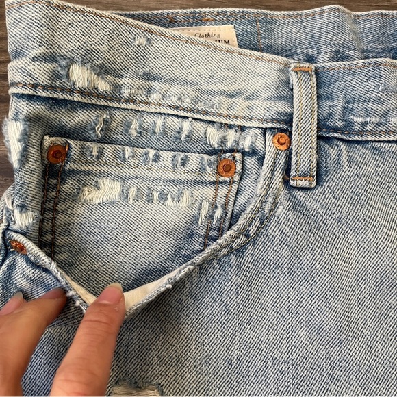 LEVI’s 412 SLIM FIT 9" Men’s Distressed Denim Shorts - Picture 3 of 12